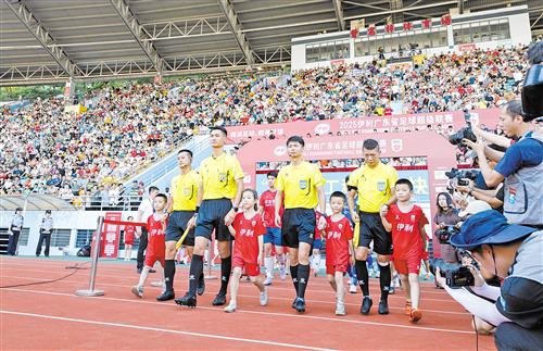 他又作为一, 州足球向前, 梅州球迷郭